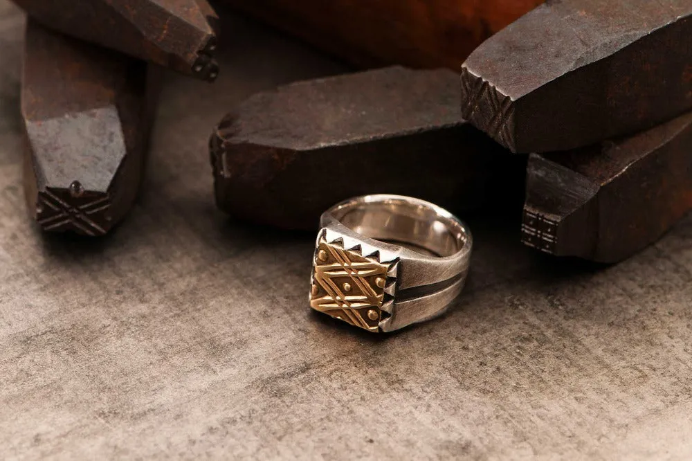 #035 - Signet Ring graphic pattern - GOLD