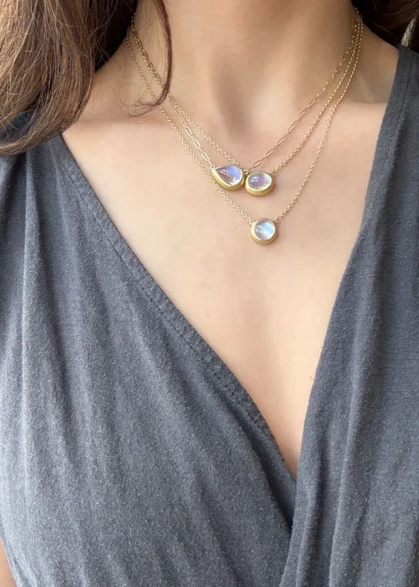 18 Karat Gold Oval Ceylon Moonstone Necklace - 5.83 carats