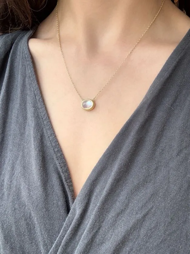18 Karat Gold Oval Ceylon Moonstone Necklace - 5.83 carats