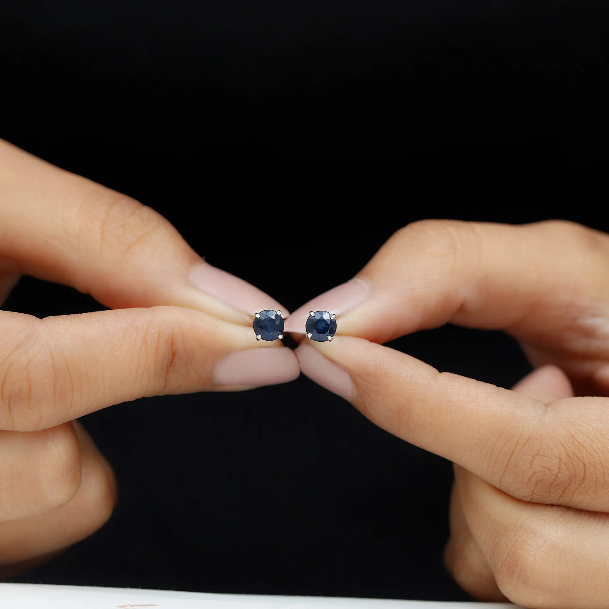 5 MM Round Blue Sapphire Solitaire Stud Earrings in Claw Setting