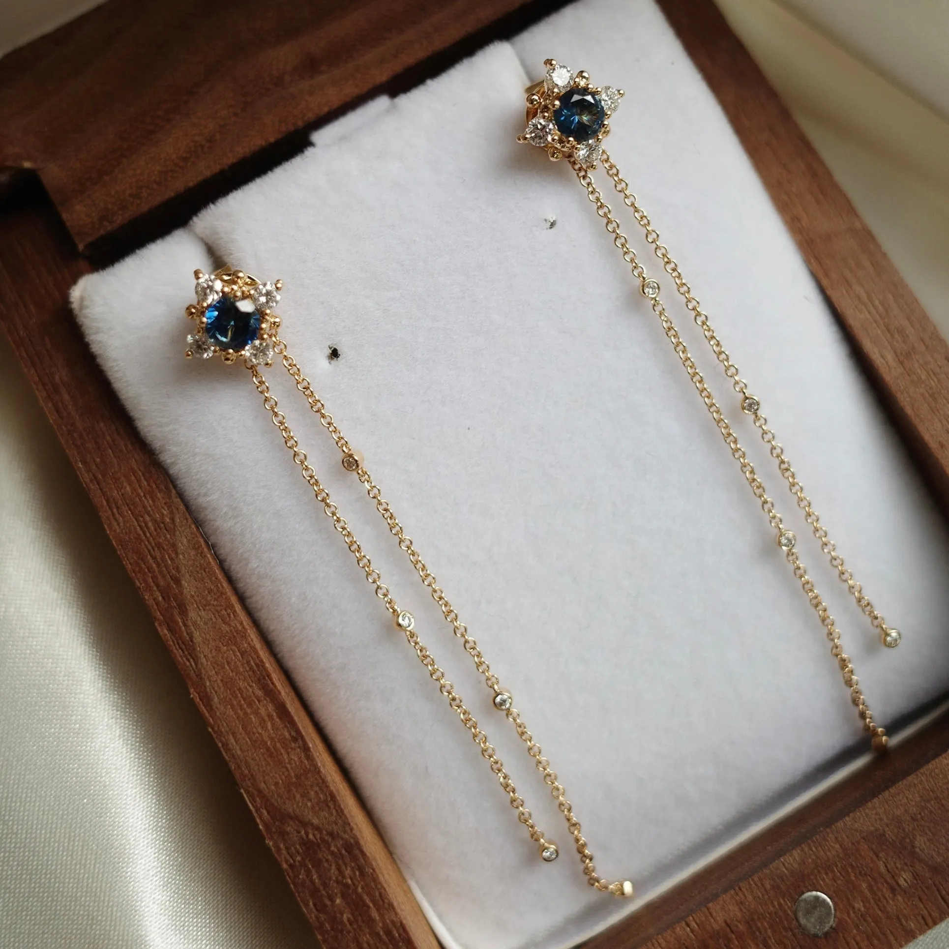 BESPOKE JEWELLERY・18K CHAMPAGNE GOLD MONTANA SAPPHIRE & DIAMOND EARRINGS