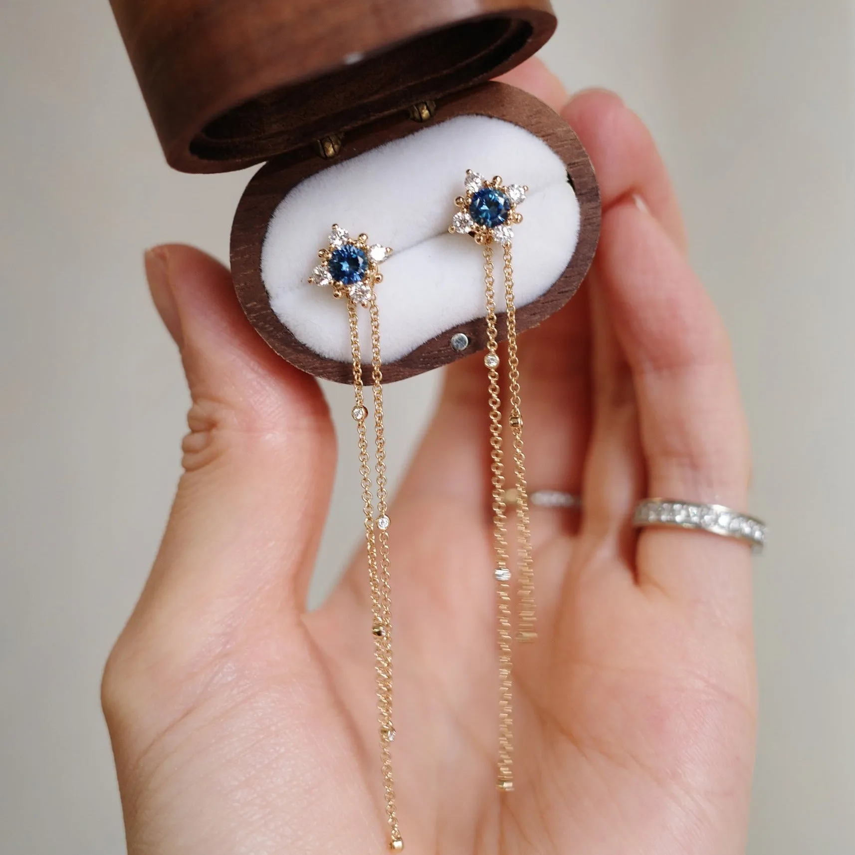 BESPOKE JEWELLERY・18K CHAMPAGNE GOLD MONTANA SAPPHIRE & DIAMOND EARRINGS
