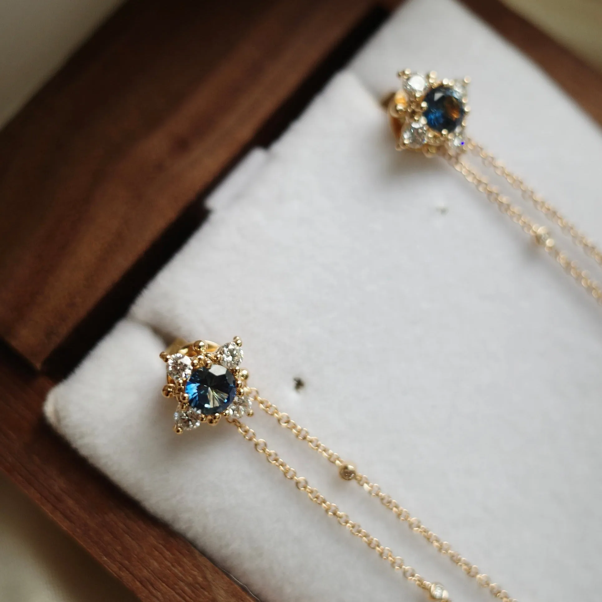 BESPOKE JEWELLERY・18K CHAMPAGNE GOLD MONTANA SAPPHIRE & DIAMOND EARRINGS