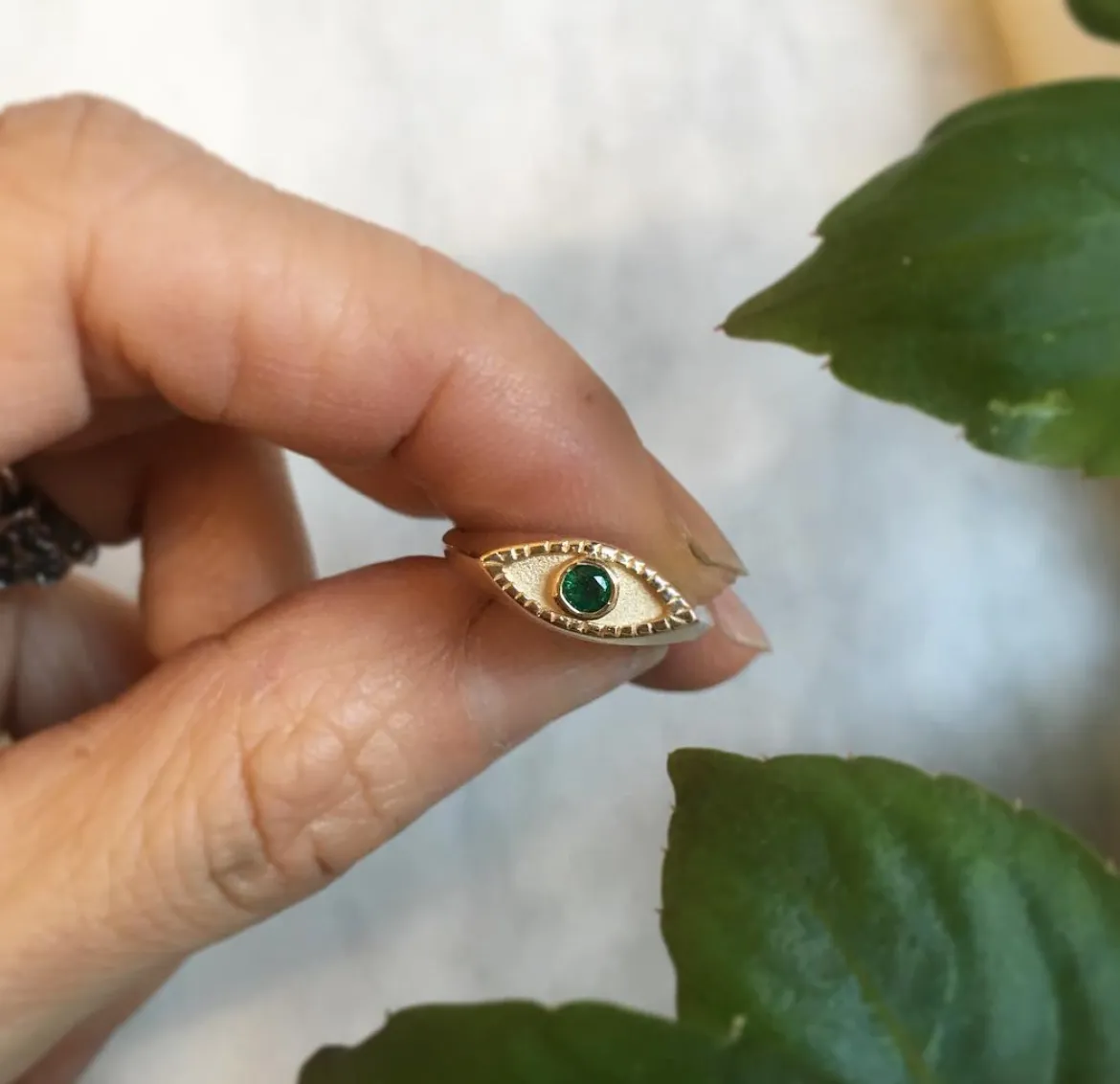 Eye signet ring Emerald