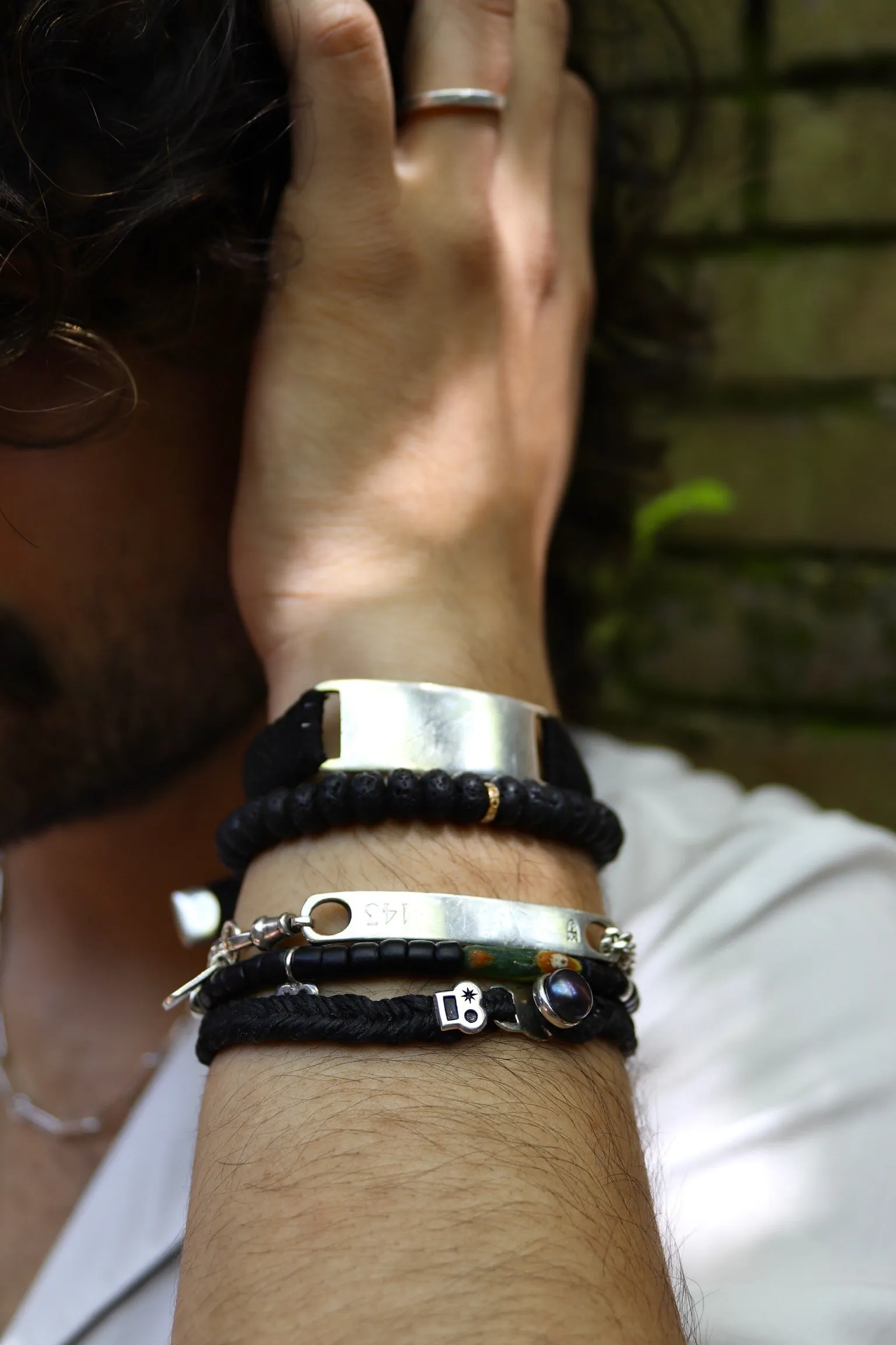 Max Icon Fishtail Button Bracelet in Ebony