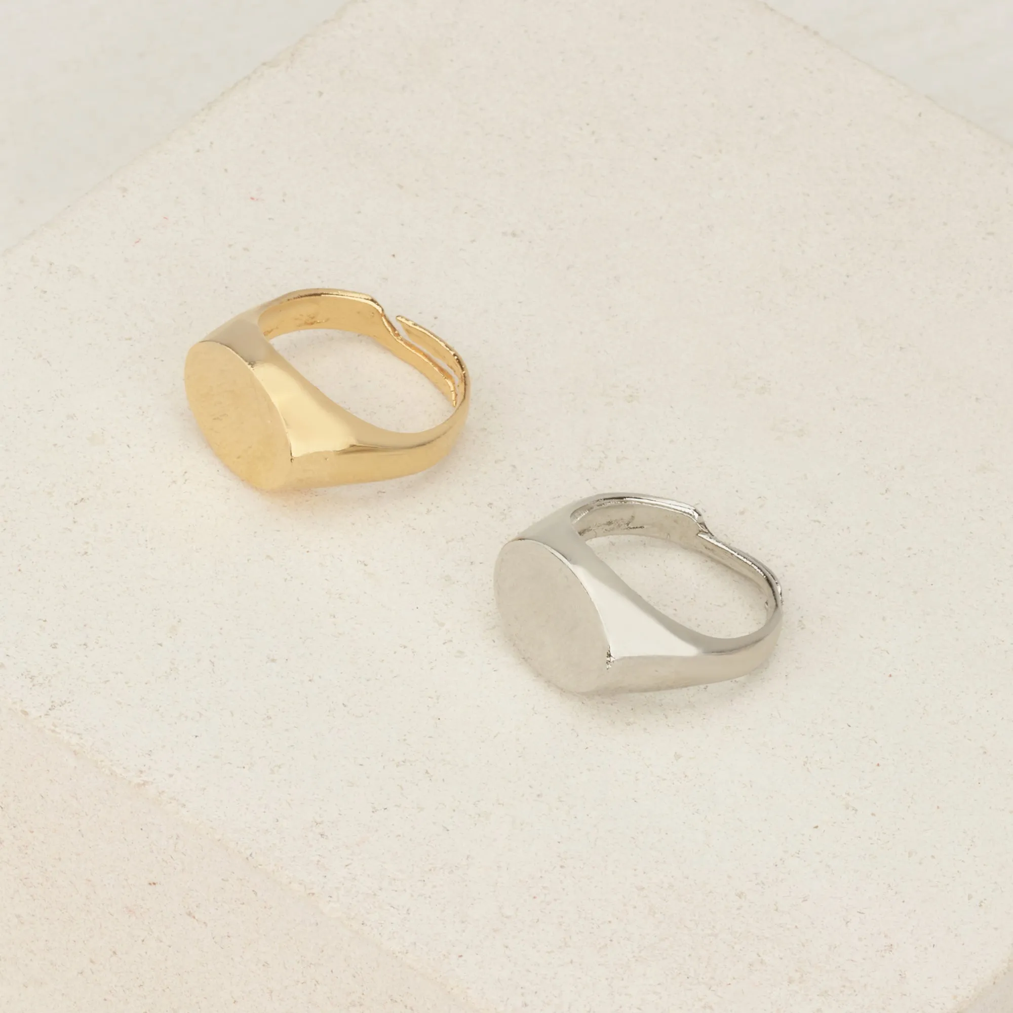 Oval Signet Ring in Gold