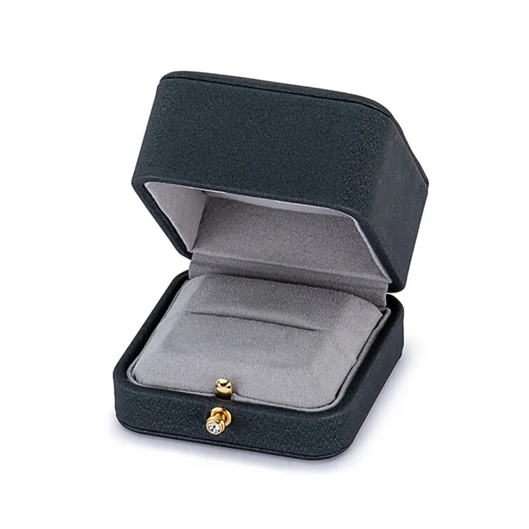 Patterned Groove Link Gold Signet Ring